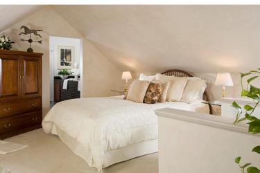 Deluxe suite with queen bed, whirlpool tub, gas fireplace and spectacular view. 